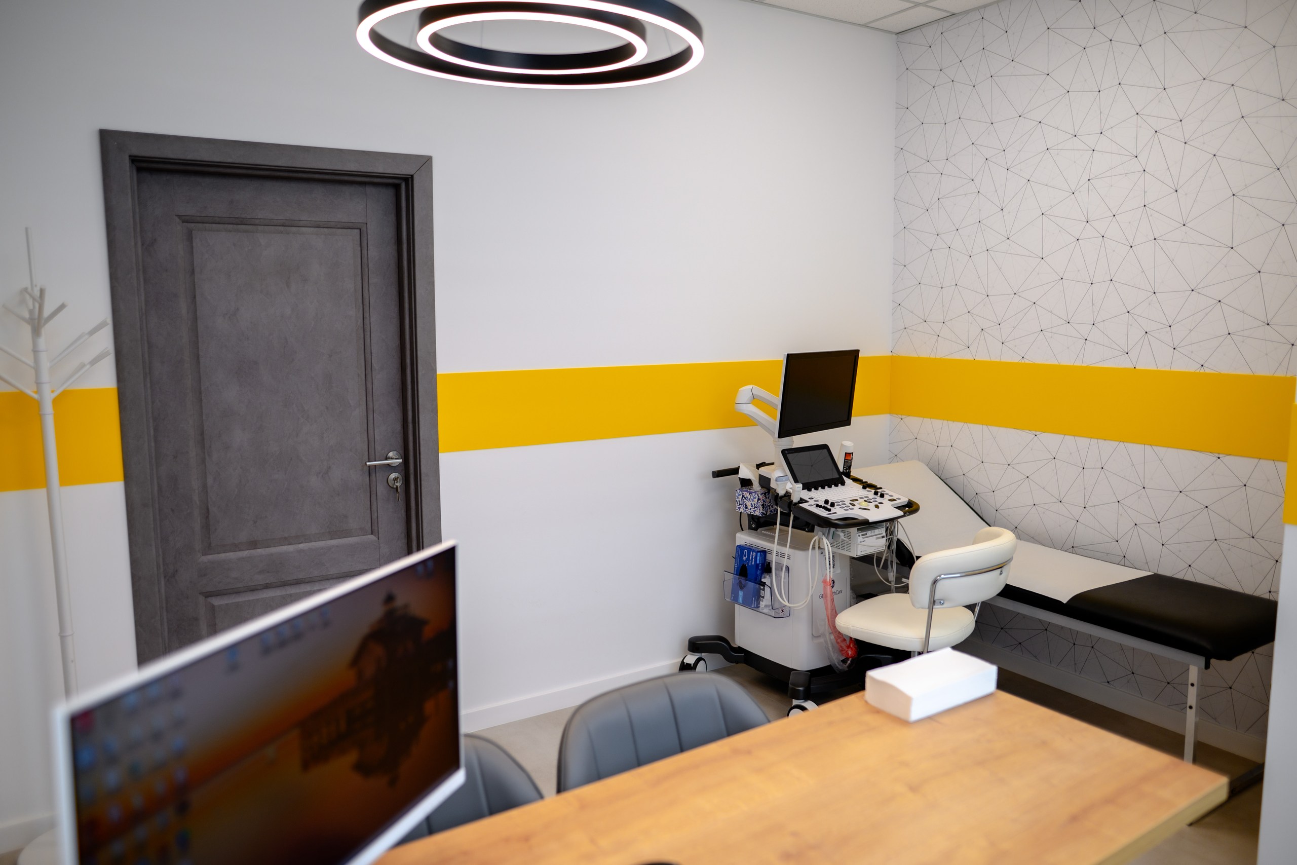 Cabinet de consultații cardiologice Medical Cardio Help cu echipamente moderne și design minimalist
