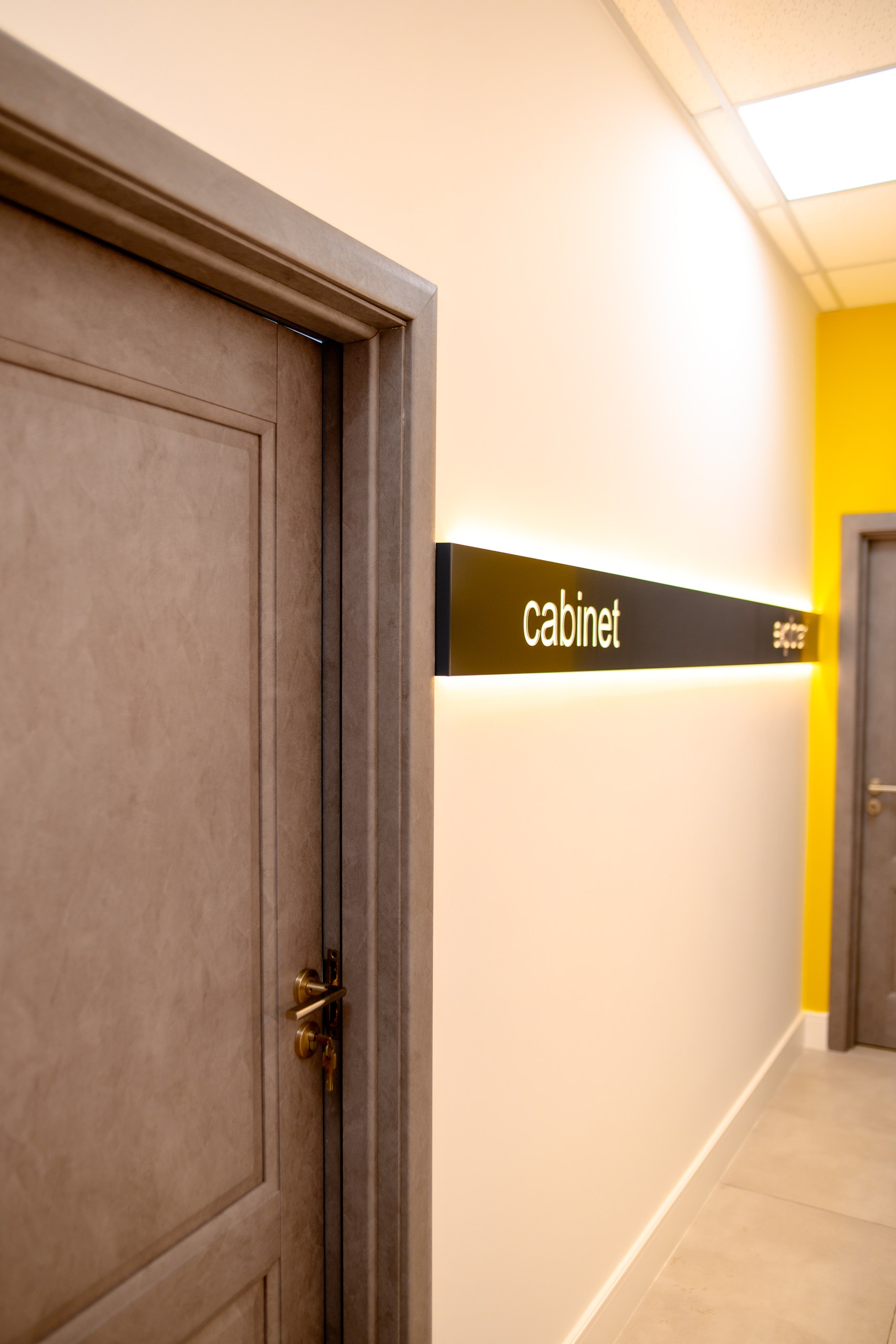 Coridorul clinicii Medical Cardio Help cu semnalizare iluminată pentru cabinete