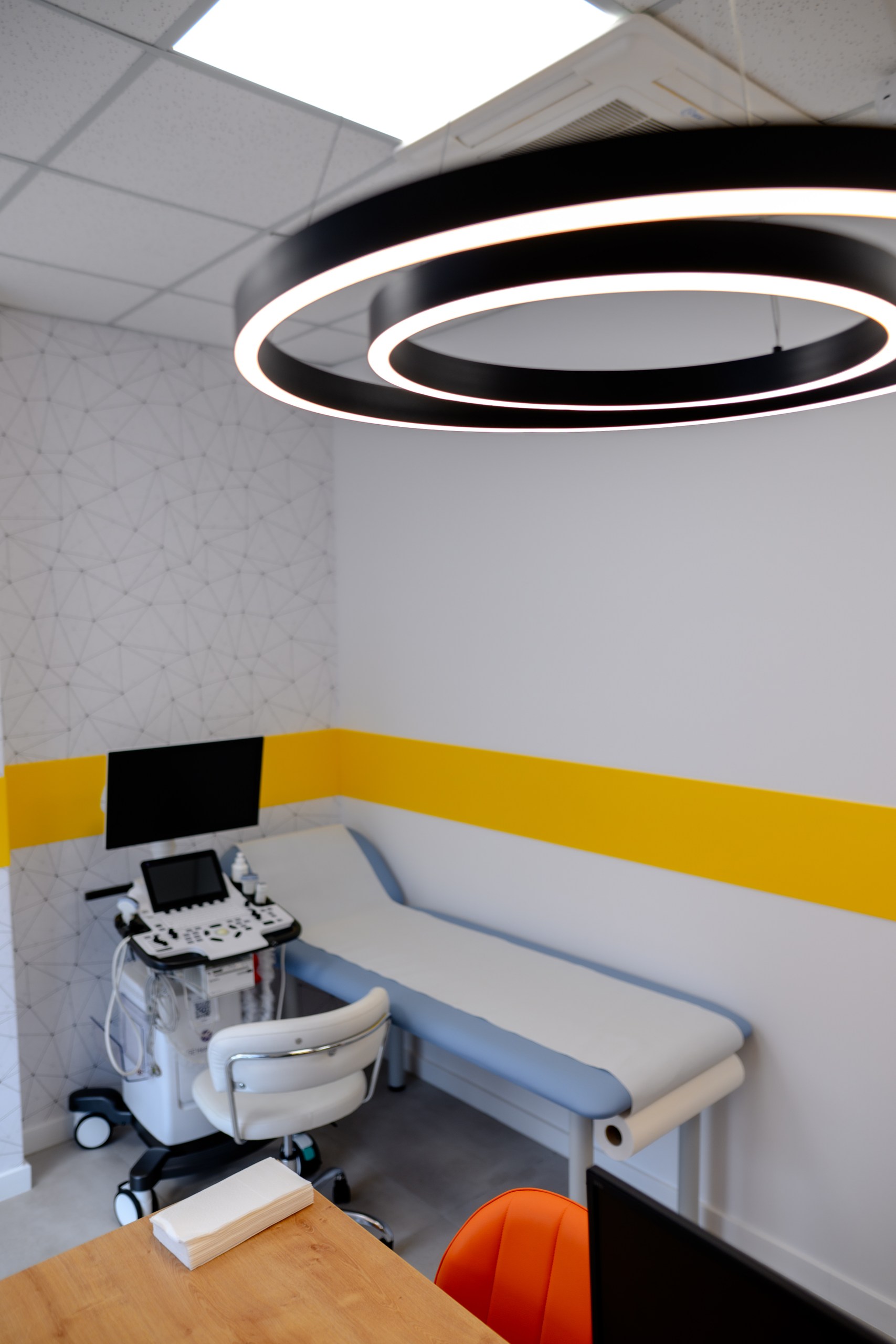 Cabinet de ecocardiografie în clinica Medical Cardio Help, cu echipamente moderne și masă de examinare