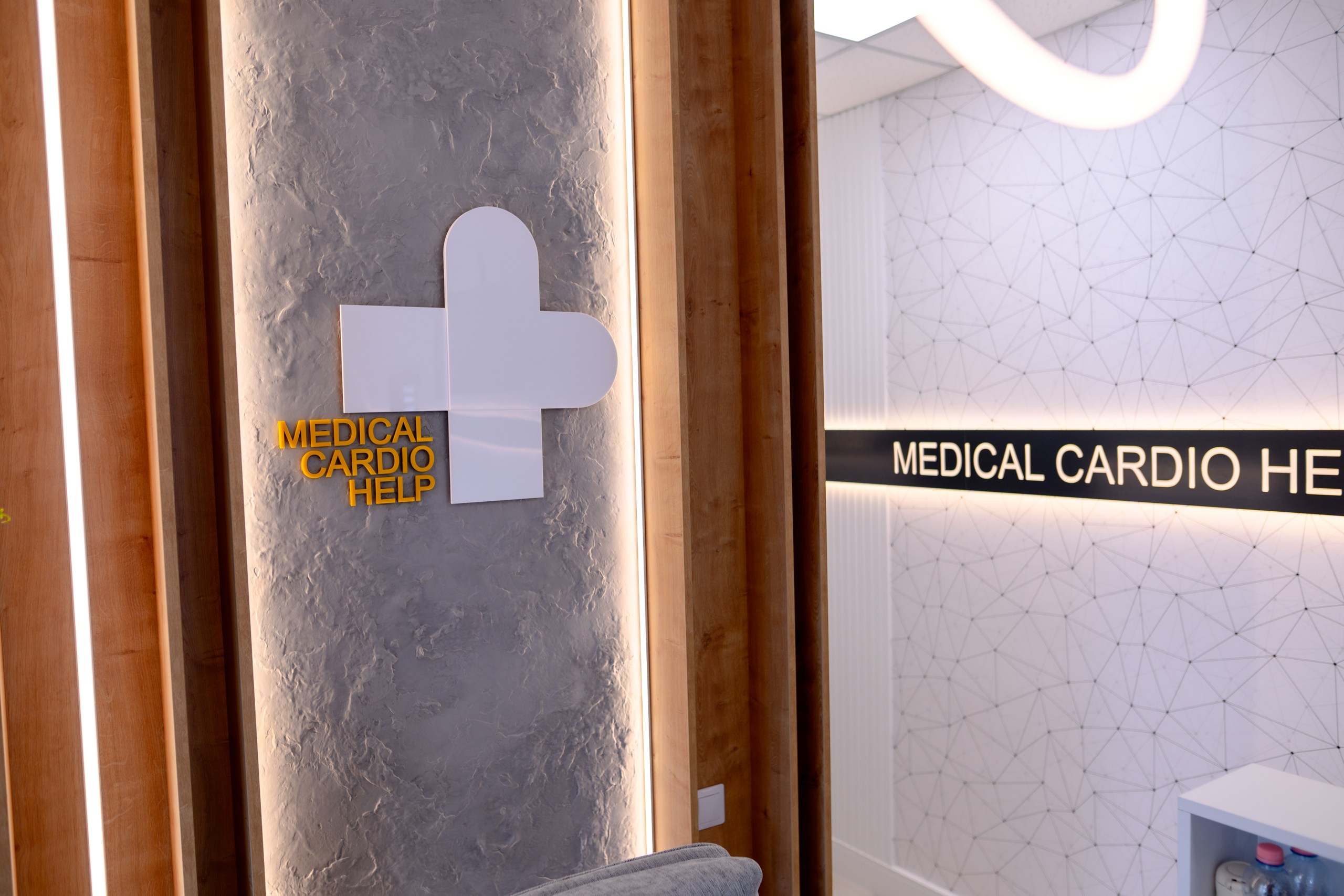 Detaliu din recepția Medical Cardio Help cu logo-ul clinicii și design interior contemporan