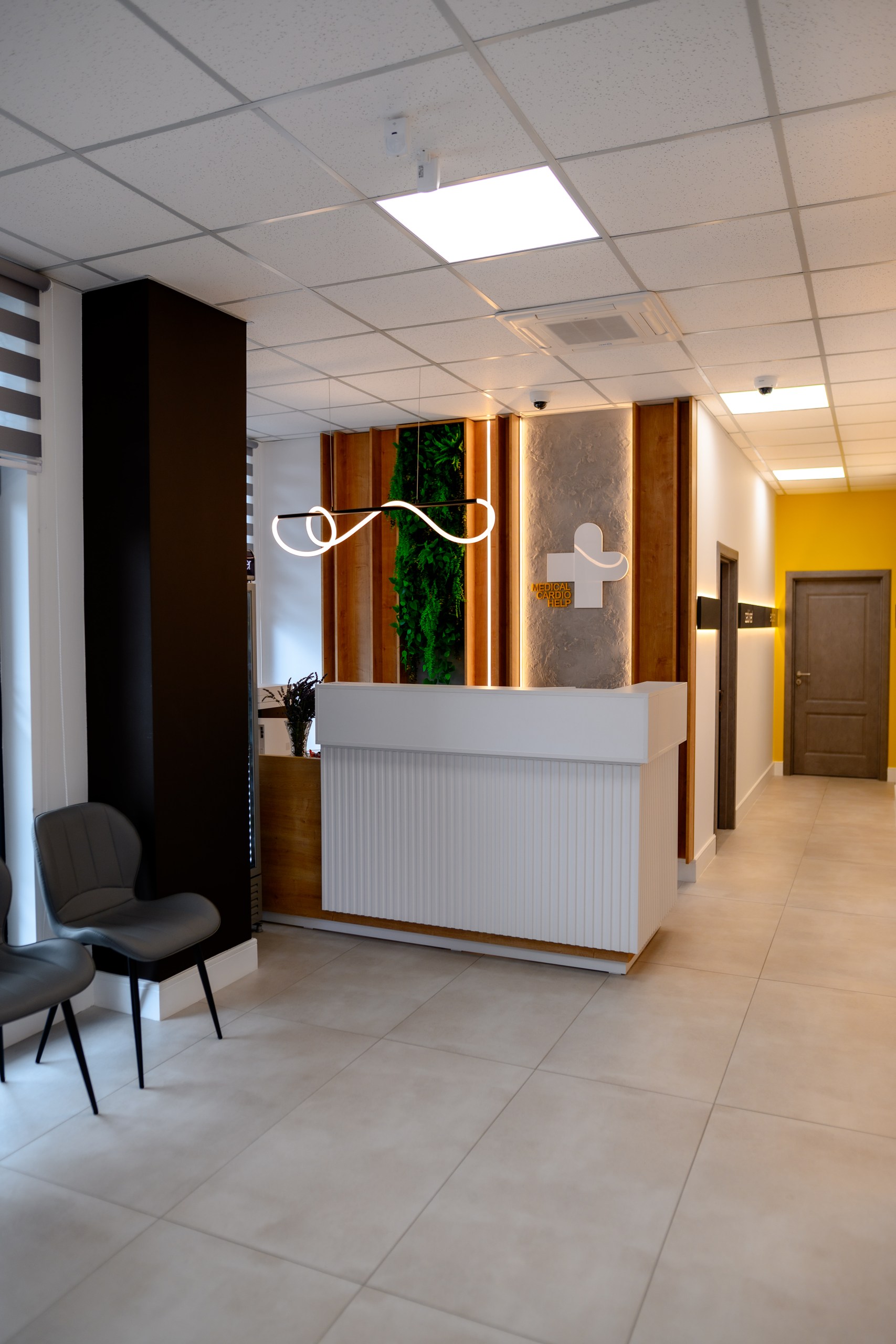 Recepția Medical Cardio Help cu iluminare modernă, branding elegant și spațiu luminos
