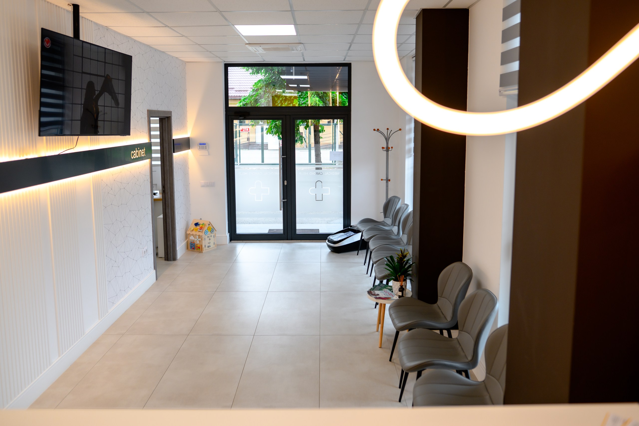 Sala de așteptare modernă a clinicii Medical Cardio Help, cu scaune confortabile și lumină naturală